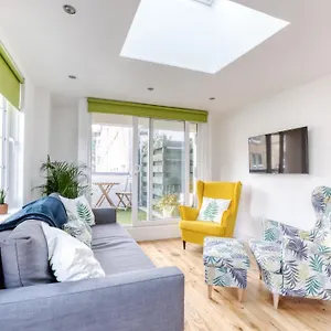 Apartment Bright 3 Bed Flat With Pool & Parking, Edinburgh